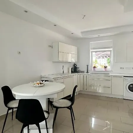 Ferienwohnung & By Kayz Apartman *